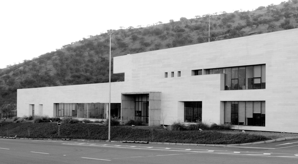 Edificio Autopista Radial Nor Oriente - Arquitecto Raimundo Jara