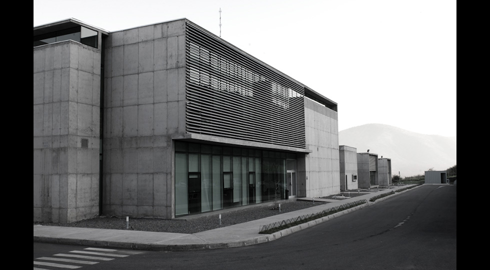 Edificio Autopista Radial Nor Oriente - Arquitecto Raimundo Jara